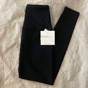 BEYOND YOGA cropped leggings. Size small. NWT.